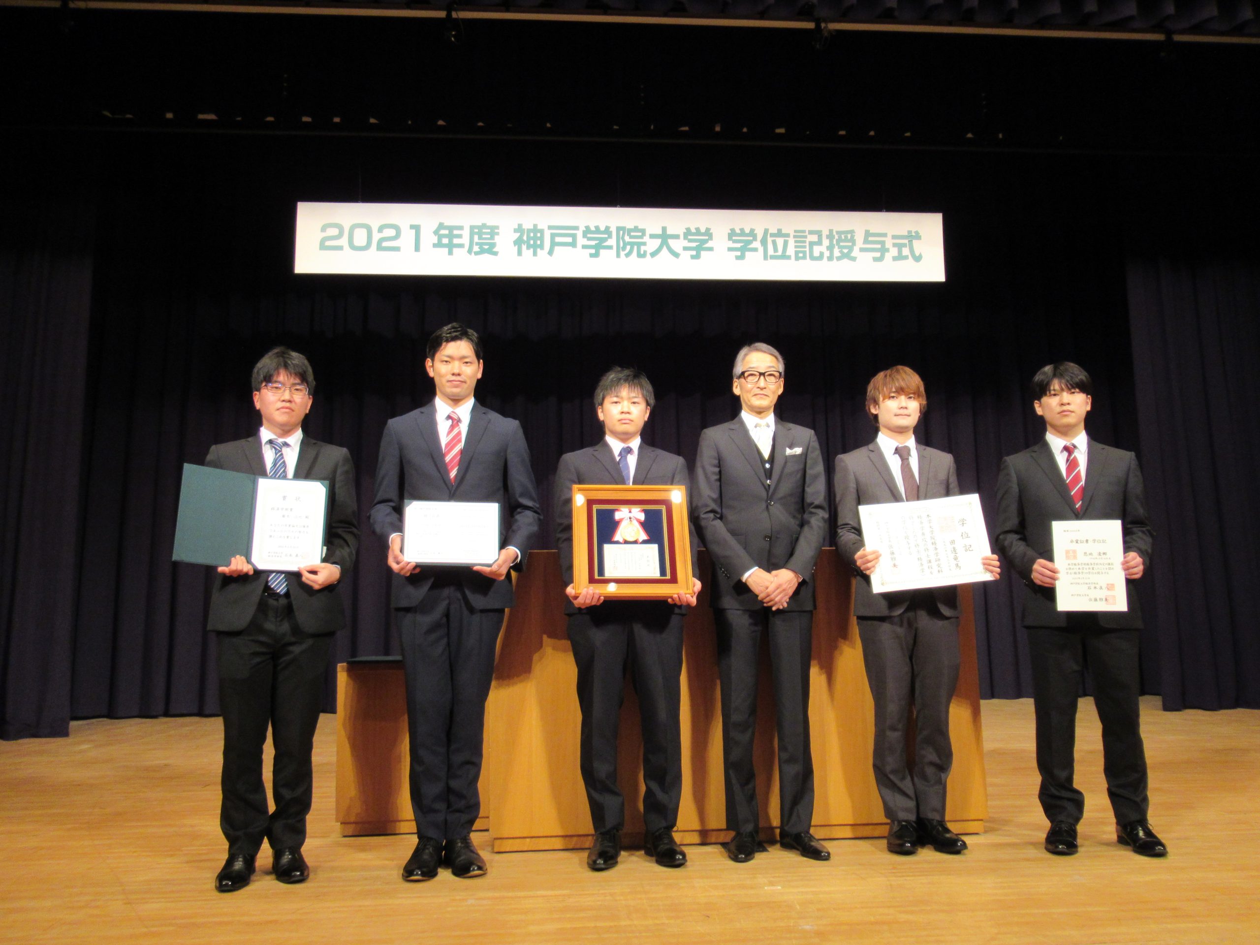 左から藤本さん、伊達さん、石田さん、石本学部長、田邊さん、恩地さん