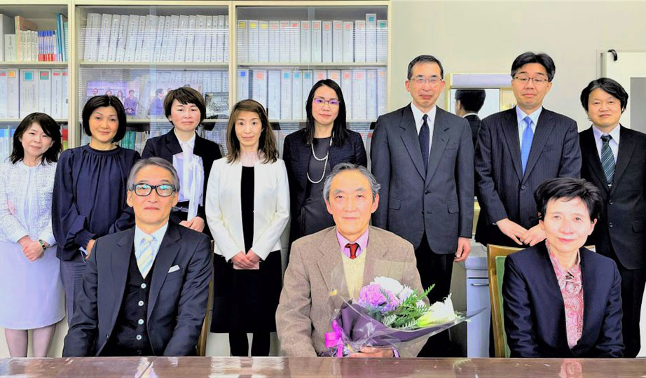 田中美生教授（前列中央）を囲んで。石本学部長（同左）、伴教授（同右）はじめ皆さんと。