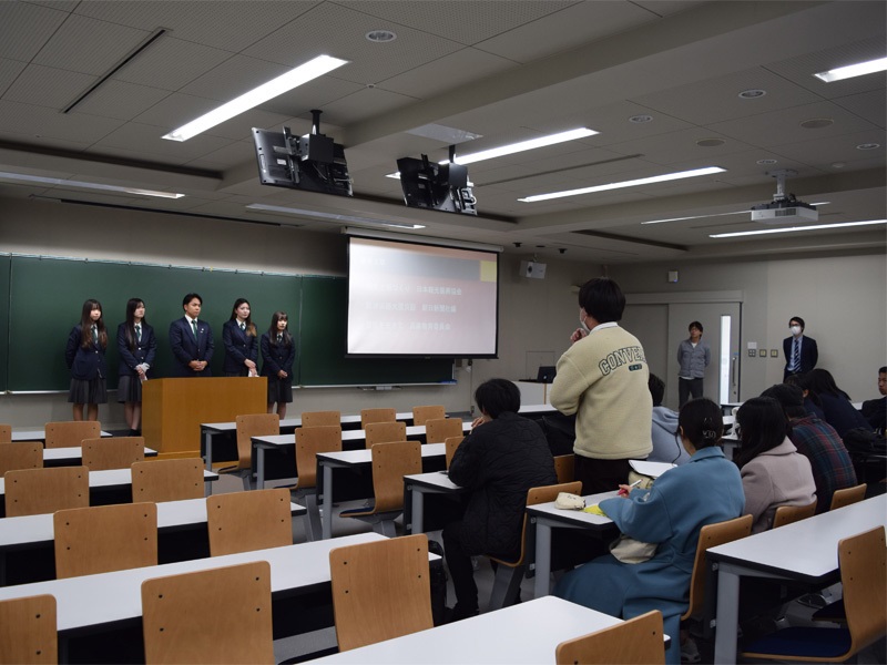 高校生に質問する関谷ゼミ生