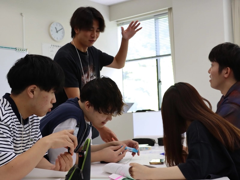 他学部の学生たちと意見を出し合ってます