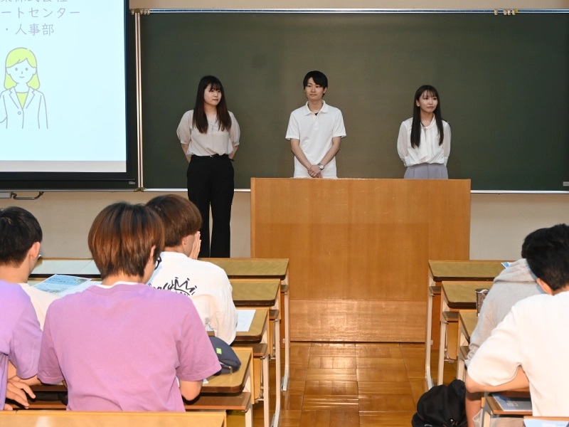 卒業生講演会を実施した経済学部の入門演習