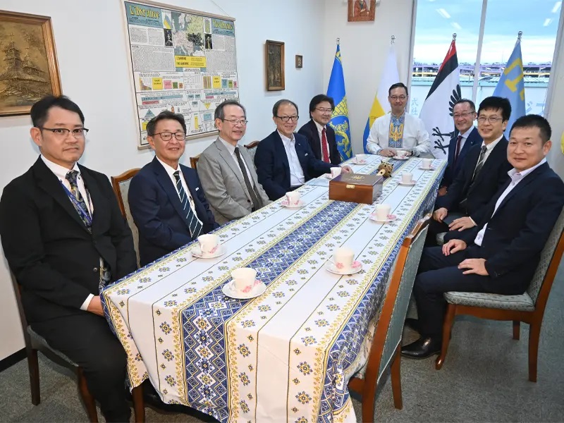 在神戸ウクライナ名誉領事館を見学する幹部教職員ら