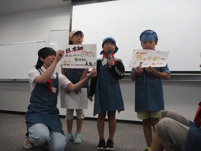 POPを発表する子どもたち