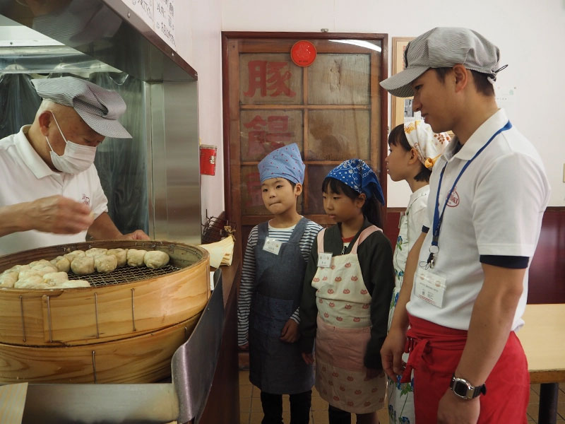 曹祐仁さんと本店を見学