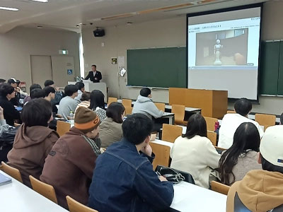 奥山社長の講演を聴く学生たち