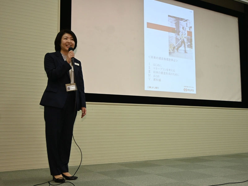 将来の資産形成を考えてもらうための特別講演をする福元副部長