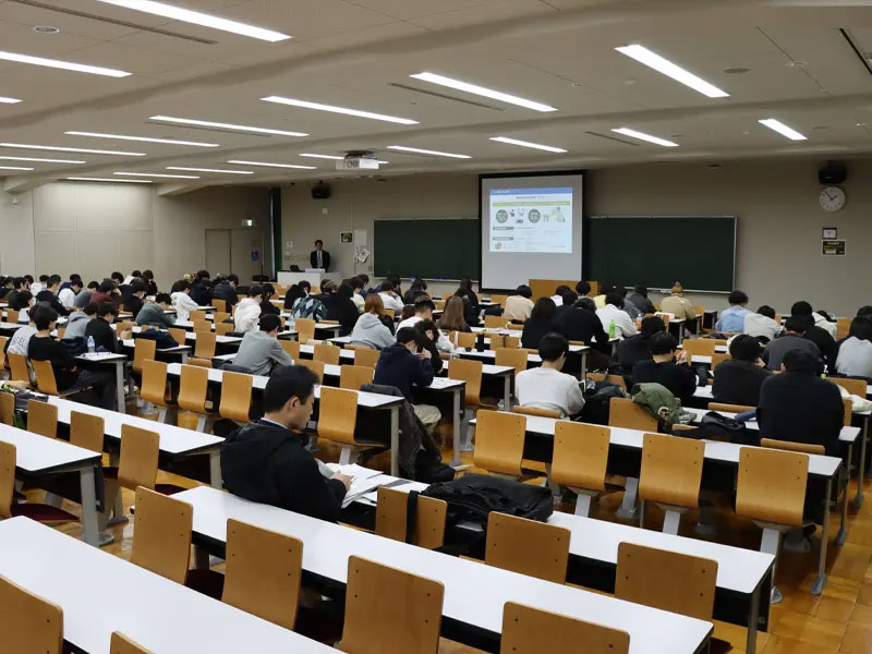講義を受講する経済学部生