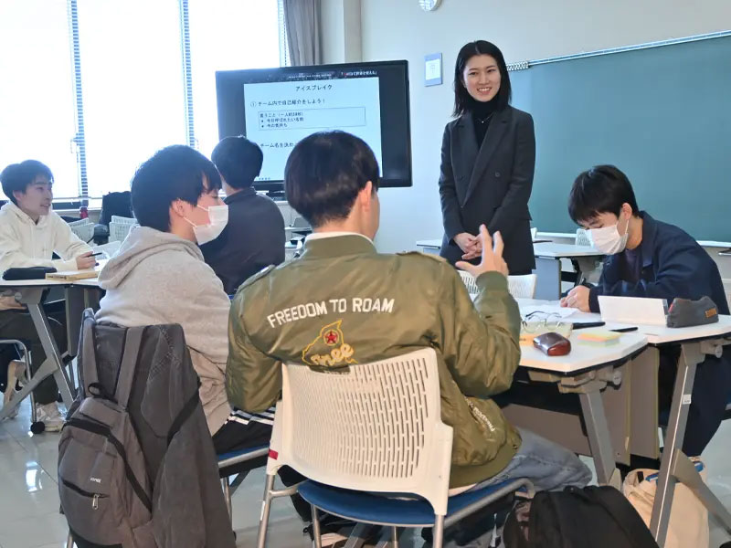 グループ名を決める相談をする学生たち