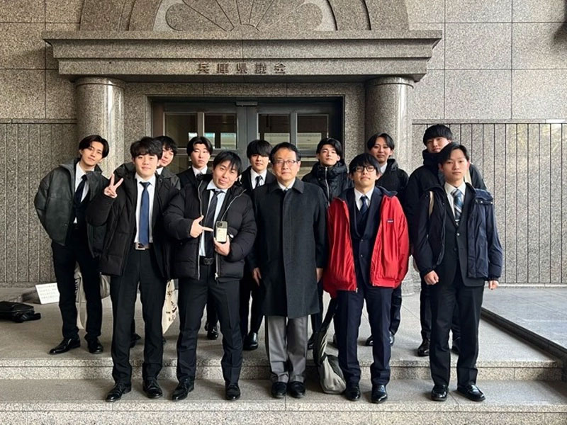 兵庫県議会前で記念撮影する中村ゼミ生