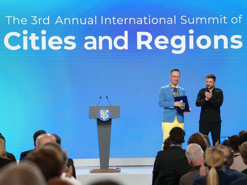 ゼレンスキー大統領から「黄金の心」賞を授与された岡部教授