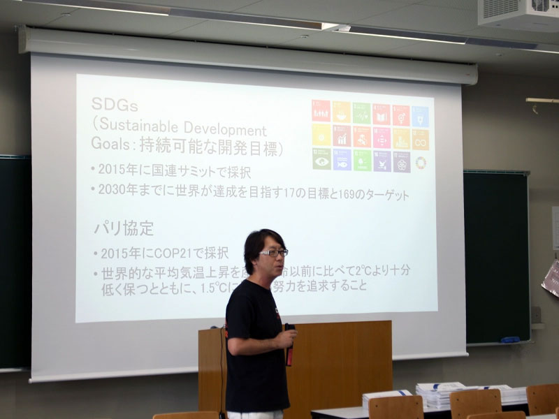 講義を行う関谷教授