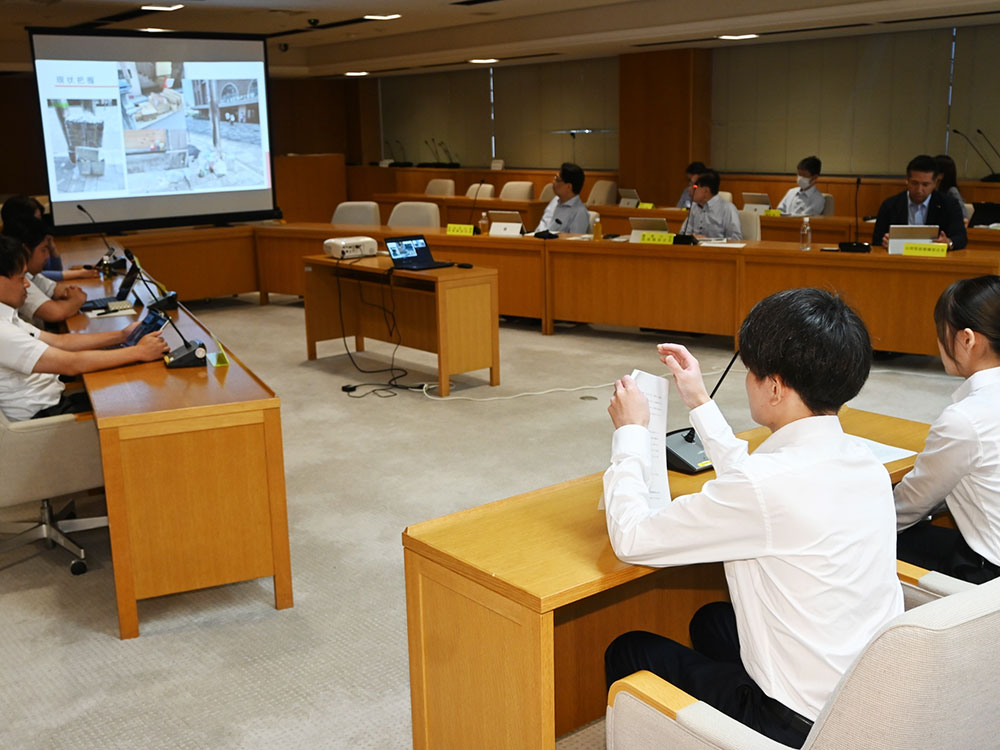 県議会サテライトゼミで発表する学生