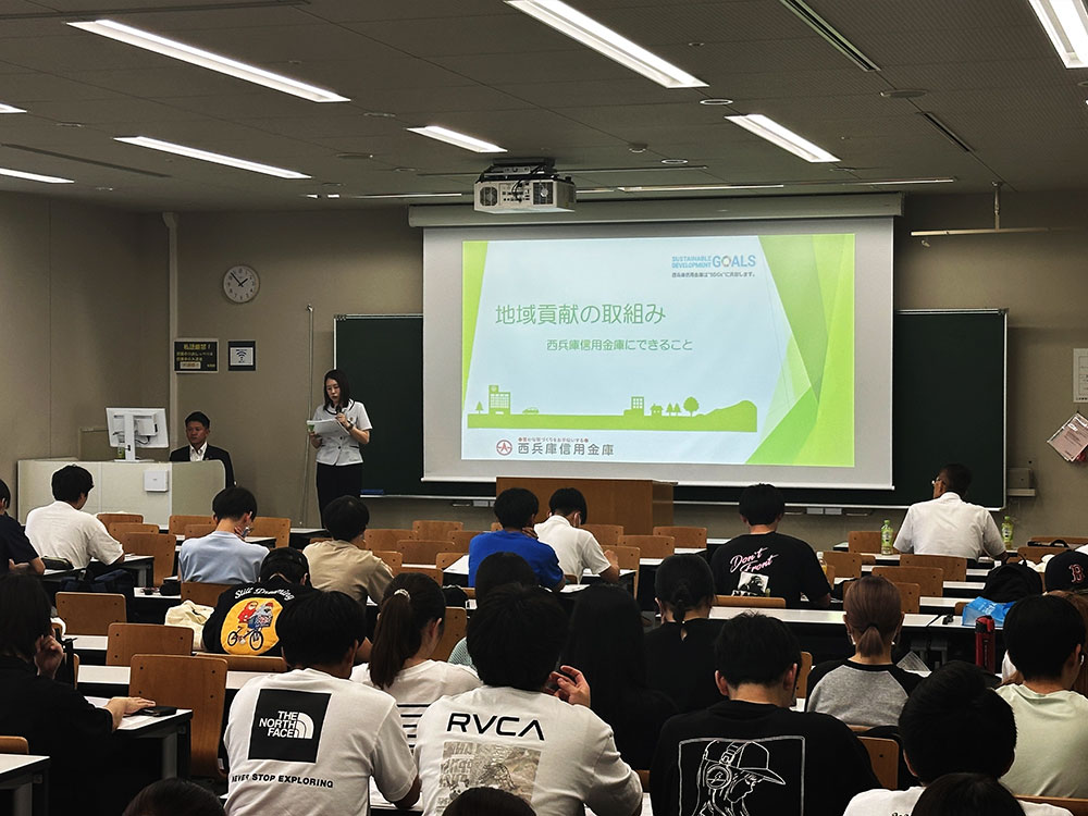 講義を聴く学生ら